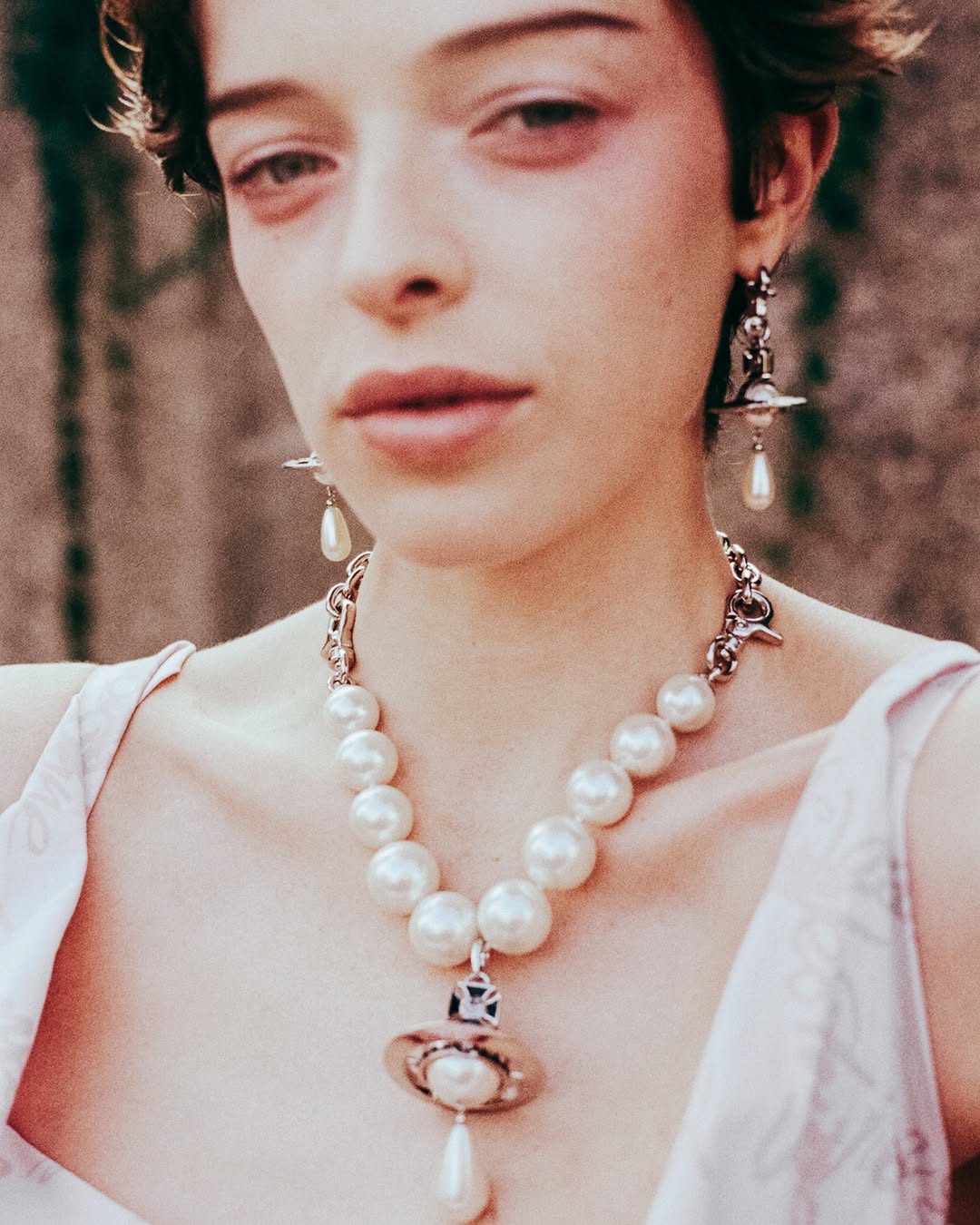 비비안 웨스트우드의 우주선 모양의 오브 펜던트